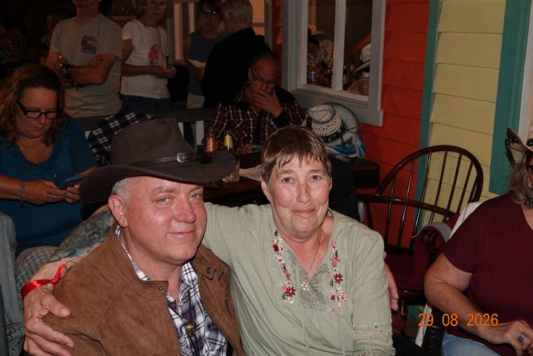 Koppel aan een tafel op het overdekte terras tijdens het festival
